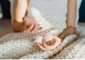 Iho kaipaa kosteutta erityisesti talvella, lue mitkä tuotteet tuovat pehmeyttä ihollesi