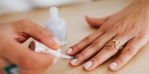 Luonnonkosmetiikan kynsilakoissa puhutaan usein 10-free:stä. Se tarkoittaa sitä, mitä yleensä haitallisia aineita kynsilakasta on jätetty pois. 